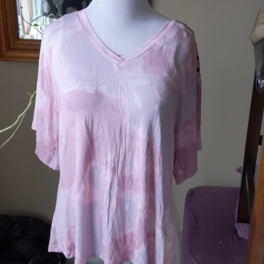 Pinks/soft purple v neck top